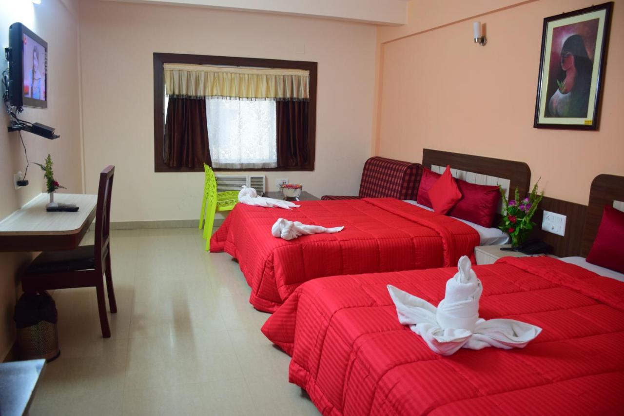 Hotel Landmark Puri Kültér fotó